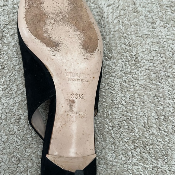 Miu Miu suede round toe pumps with kitten heels. - Picture 5 of 5